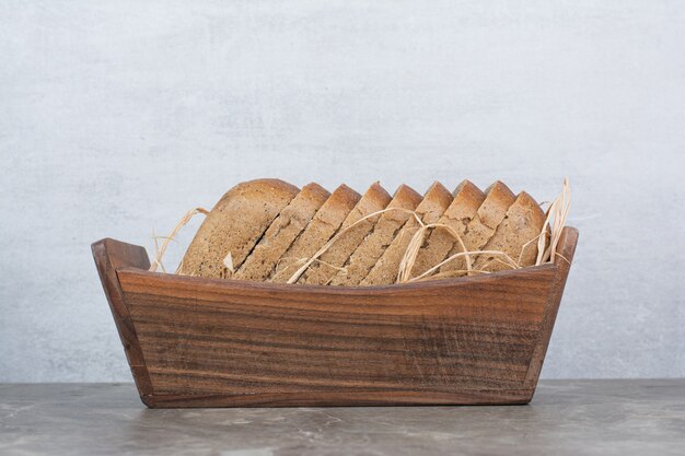 Rebanadas de pan de centeno en un tazón de madera