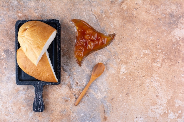 Rebanadas de pan con confitura de higos en taza