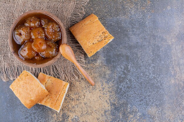 Rebanadas de pan con confitura de higos en taza