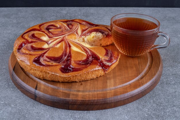 Rebanadas de pan dulce y una taza de té en una tabla.