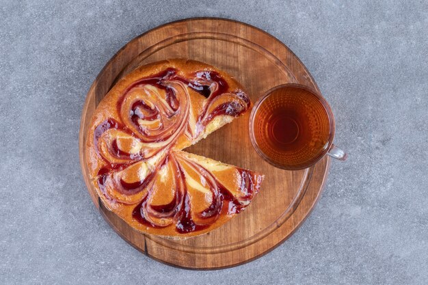 Rebanadas de pan dulce y una taza de té en una tabla.