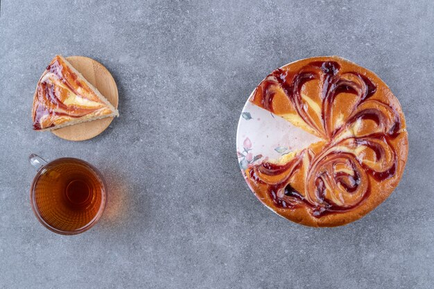 Rebanadas de pan dulce y una taza de té en una tabla.