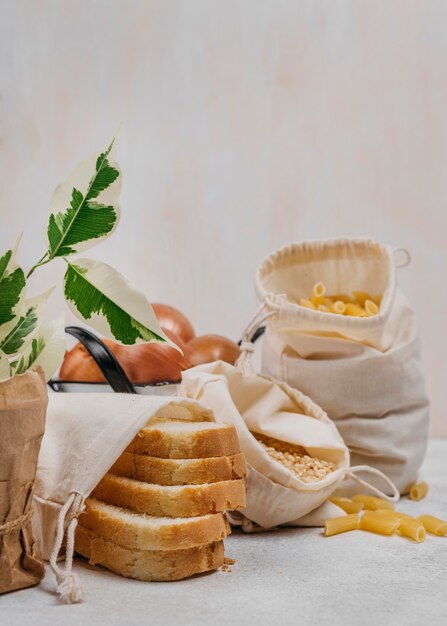 Rebanadas de pan e ingredientes alimentarios de despensa
