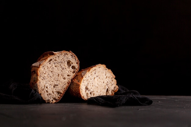 Rebanadas de pan con fondo negro