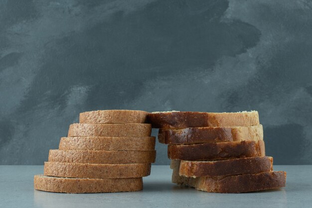 Rebanadas de pan fresco en la mesa de piedra