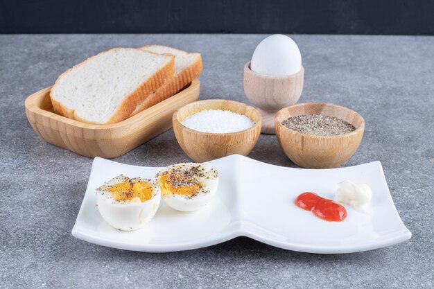 Rebanadas de pan con huevo cocido y salsa. Foto de alta calidad