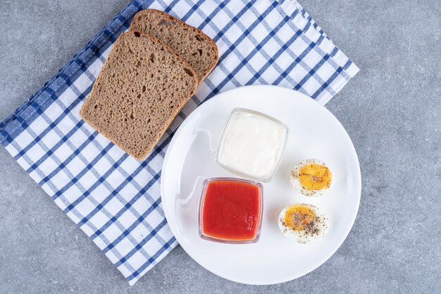 Rebanadas de pan con huevo cocido y salsa. Foto de alta calidad