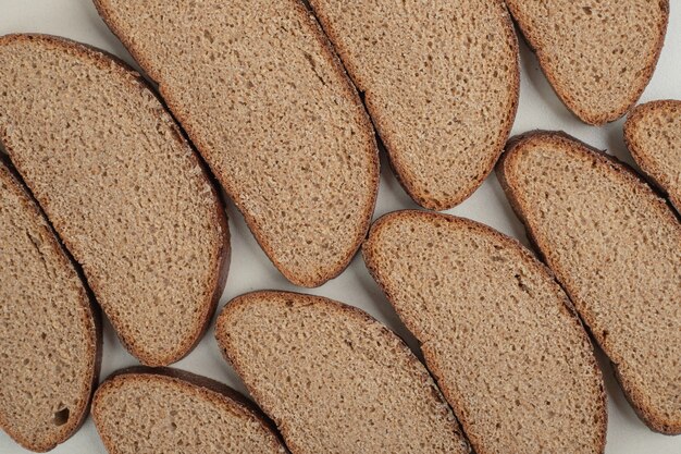 Rebanadas de pan integral fresco sobre fondo blanco. Foto de alta calidad