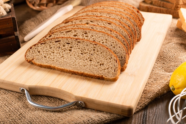 Rebanadas de pan integral en tablero de cocina