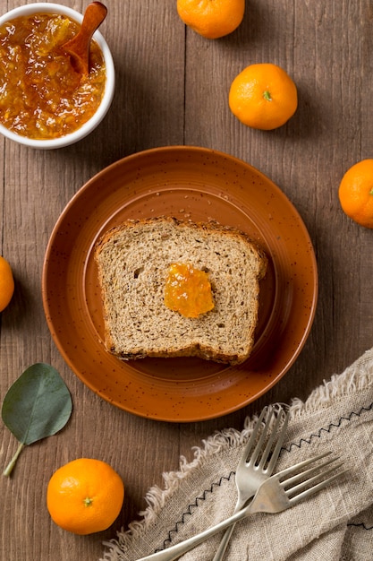 Rebanadas de pan y mandarina deliciosa mermelada casera