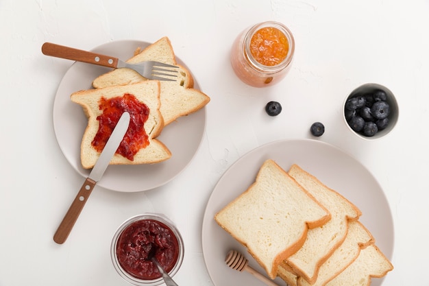 Rebanadas de pan con mermelada casera deliciosa