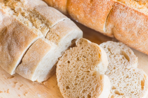 Rebanadas de pan en la mesa de madera de cerca