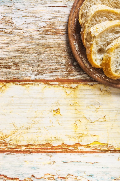 Rebanadas de pan en la mesa de madera