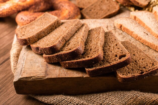 Rebanadas de pan oscuro y blanco en la tabla de la cocina