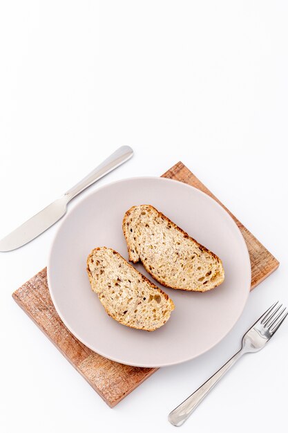 Las rebanadas de pan en el plato y los cubiertos copian espacio