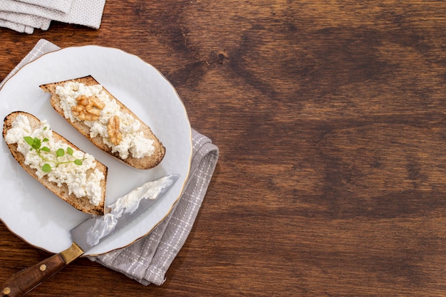 Rebanadas de pan con queso en un plato