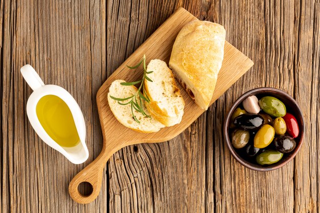 Rebanadas de pan con salsas de aceite y mezcla de aceitunas