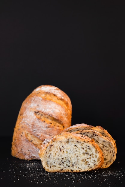 Rebanadas de pan con semillas en un plato