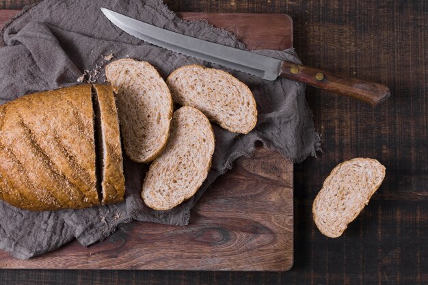 Rebanadas de pan sobre tela y cuchillo