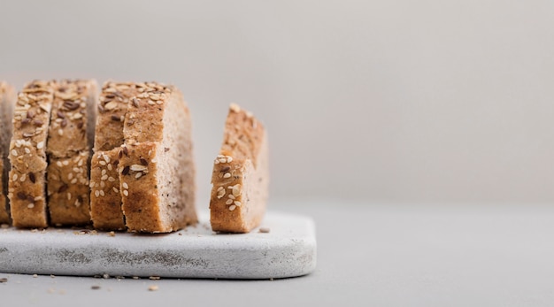 Rebanadas de pan en la tabla de cortar blanca