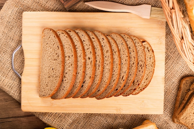 Rebanadas de pan en tablero de cocina