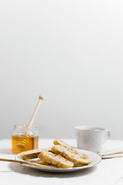 Rebanadas de pan con una taza de té y miel