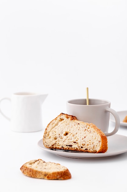 Foto gratuita rebanadas de pan con una taza de té vista frontal