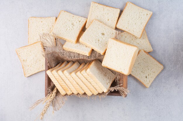 Rebanadas de pan tostado en canasta de madera