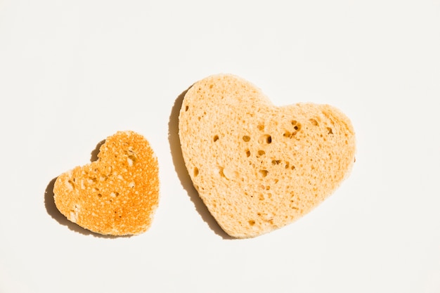 Rebanadas de pan tostado con forma de corazón