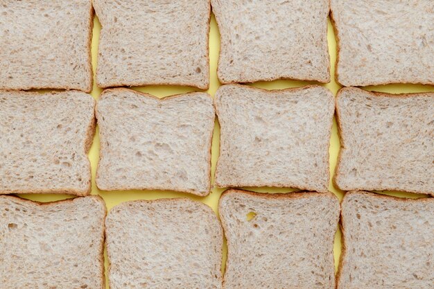 Rebanadas de pan tostado integral en amarillo