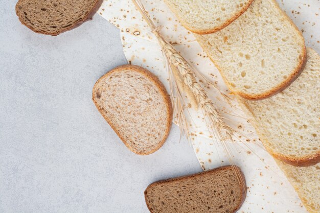 Rebanadas de pan de trigo y centeno con lavash sobre fondo de mármol. Foto de alta calidad
