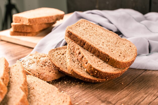 Rebanadas de pan de trigo oscuro finamente tostado