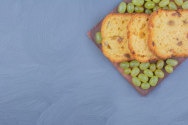 Rebanadas de pastel con bayas de uva verde