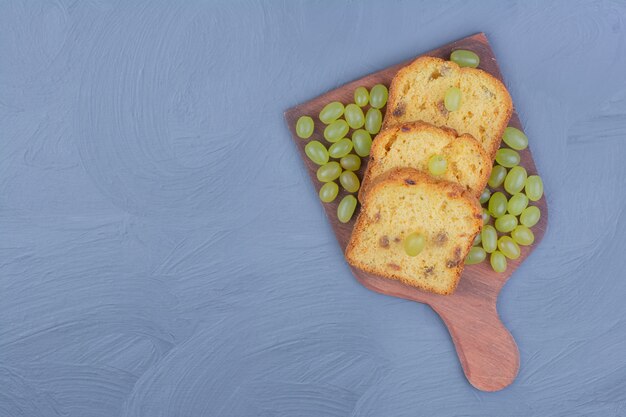 Rebanadas de pastel con bayas de uva verde