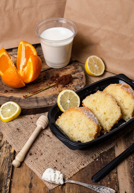 Rebanadas de pastel de búsqueda con yogur y sabor a limón con leche.