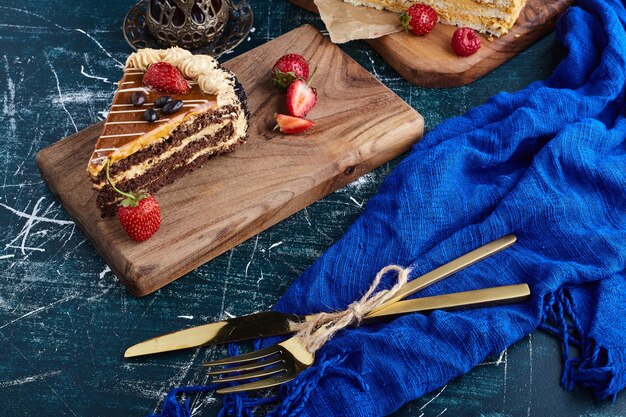 Rebanadas de pastel de caramelo de chocolate sobre una tabla de madera.