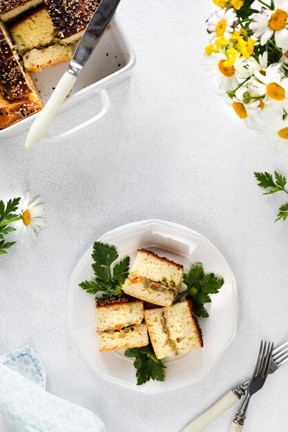 Rebanadas de pastel casero con verduras en un plato blanco