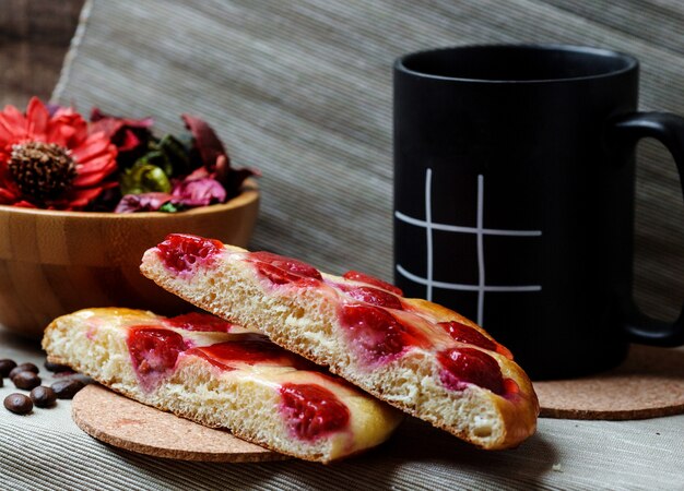 Rebanadas de pastel de cereza y taza