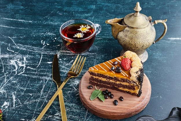 Rebanadas de pastel de chocolate con una taza de té.