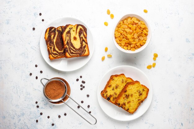 Rebanadas de pastel de mármol con pasas tradicionales con pasas y cacao en polvo, vista superior