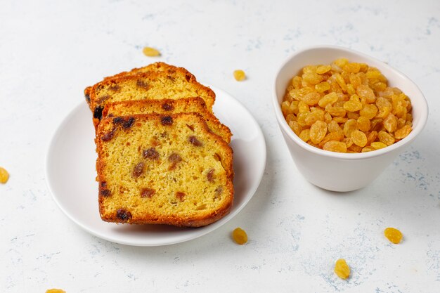 Rebanadas de pastel de pasas tradicionales con pasas, vista superior