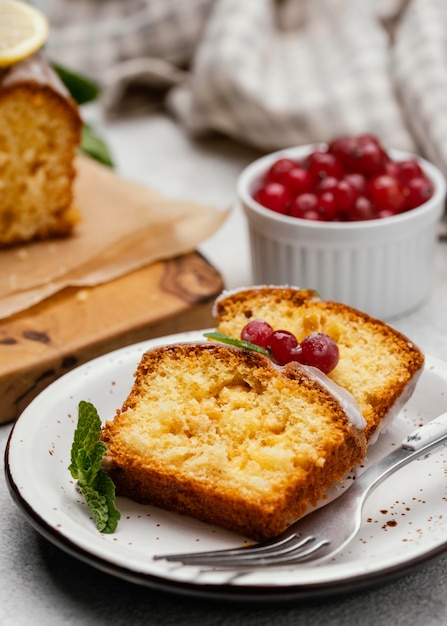 Foto gratuita rebanadas de pastel en un plato con bayas