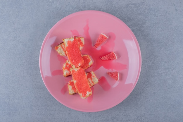 Rebanadas de pastel recién horneado con rodajas de pomelo