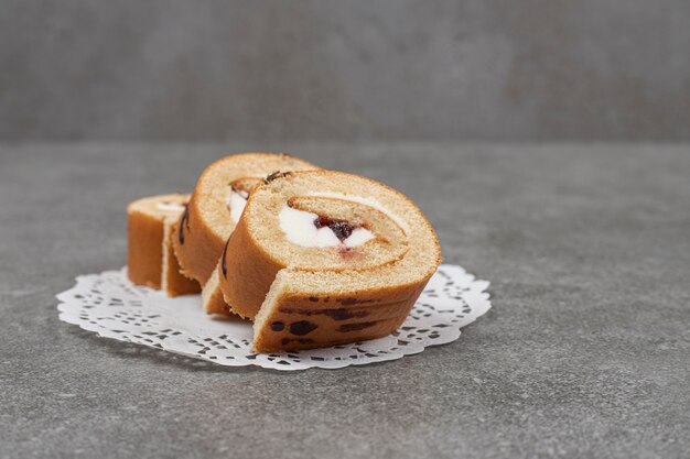 Rebanadas de pastel de rollo dulce en servilleta blanca