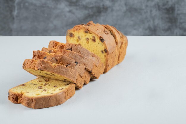 Rebanadas de pastel de sultana en la mesa.