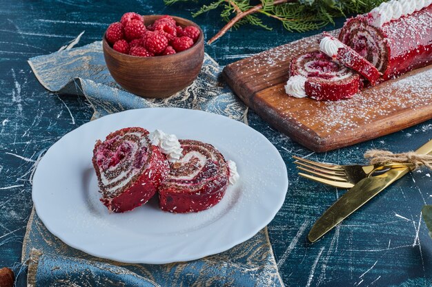 Rebanadas de pastel de terciopelo rojo en un plato blanco.