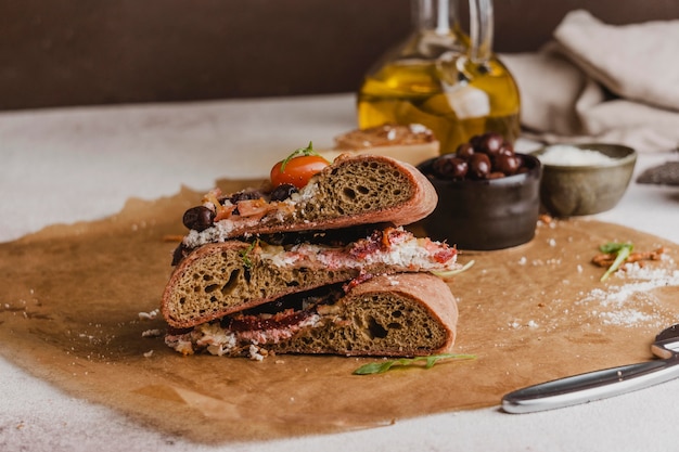 Foto gratuita rebanadas de pizza estacadas con tomates y verduras