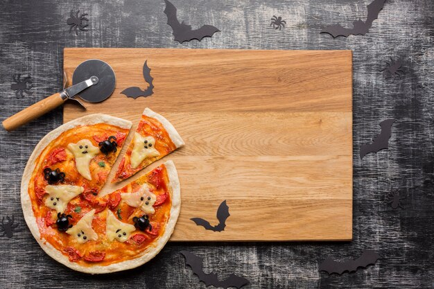 Rebanadas de pizza de Halloween en tablero de madera