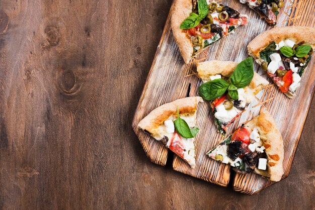 Rebanadas de pizza en la tabla de cortar plana