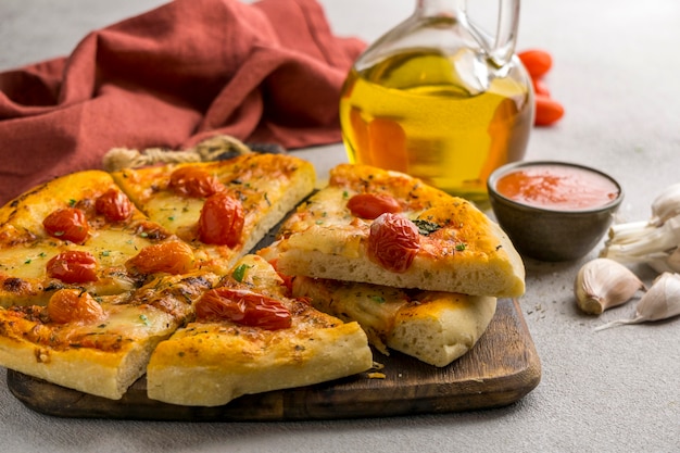 Rebanadas de pizza con tomate y aceite